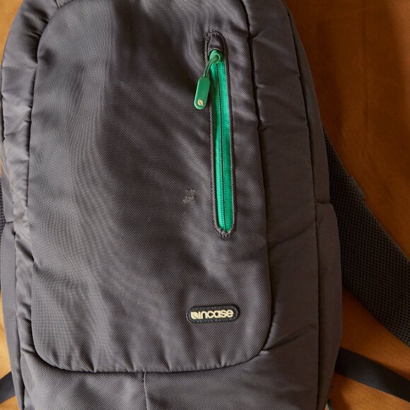 Incase backpack with fleece laptop sleeve - Picture 2 of 4